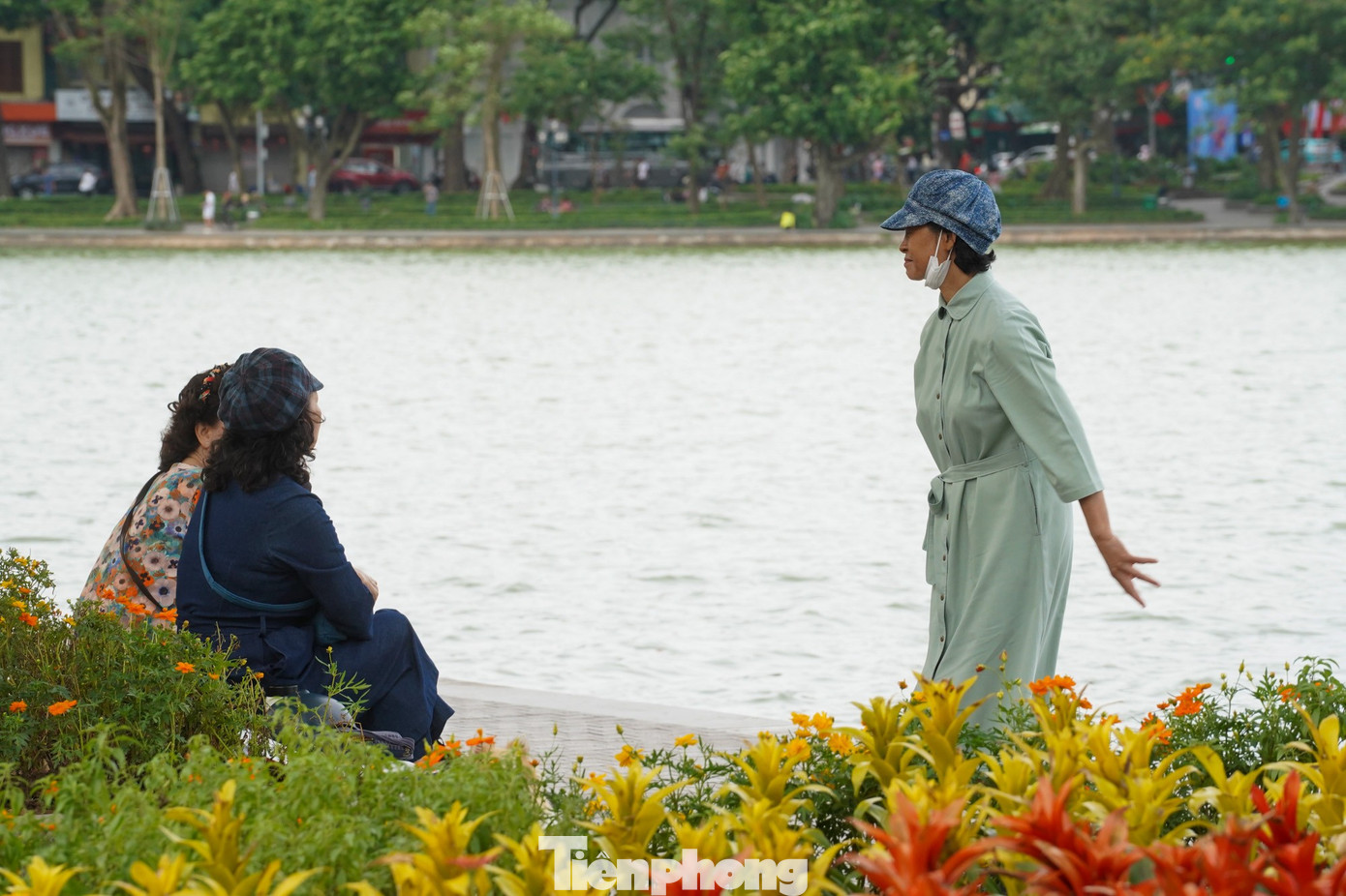 Ven hồ, nhiều người dân vừa tập thể dục vừa trò chuyện, tận hưởng không khí se lạnh buổi sáng.