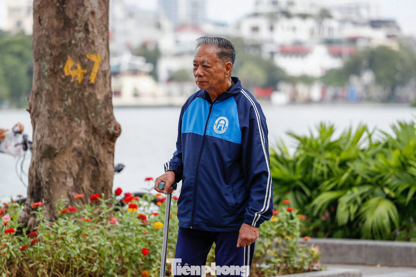Dưới tiết trời se lạnh đầu mùa, tản bộ quanh hồ Gươm là sở thích của nhiều người.