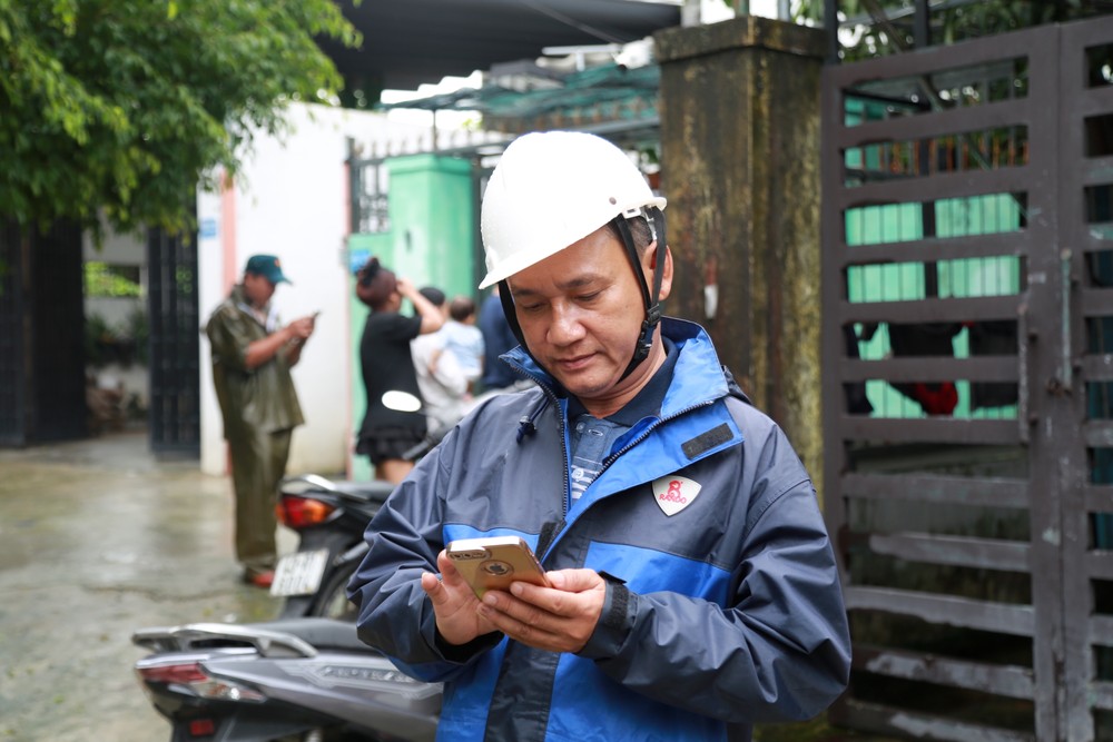 Từ sáng nay, ông Bé nhận hàng chục cuộc điện thoại đề nghị hỗ trợ từ người dân. Ảnh: THANH NHẬT