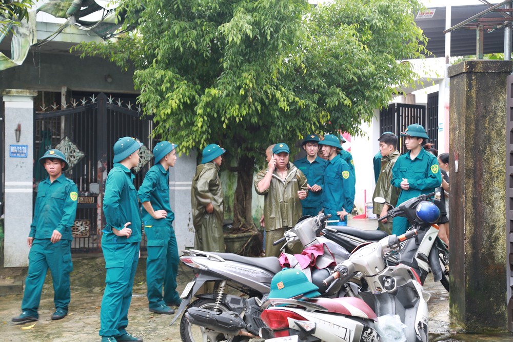 Dân quân phường Hoà Khánh giúp người dân kê cao đồ đạc. Ảnh: THANH NHẬT