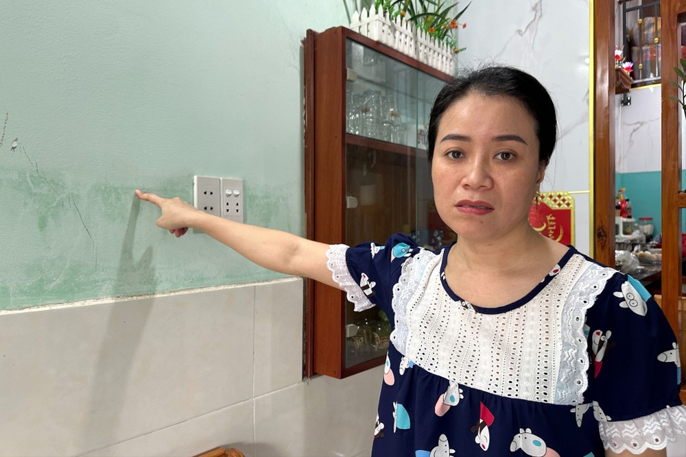 Chị Dung lo lắng khi đợt này lượng mưa dự báo rất lớn. Ảnh: THANH NHẬT