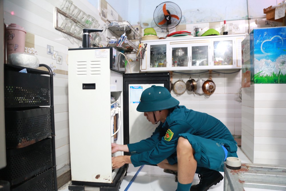 Đà Nẵng: Gõ cửa từng nhà, giúp người dân kê cao đồ đạc trước giờ bão số 12 đổ bộ - 3