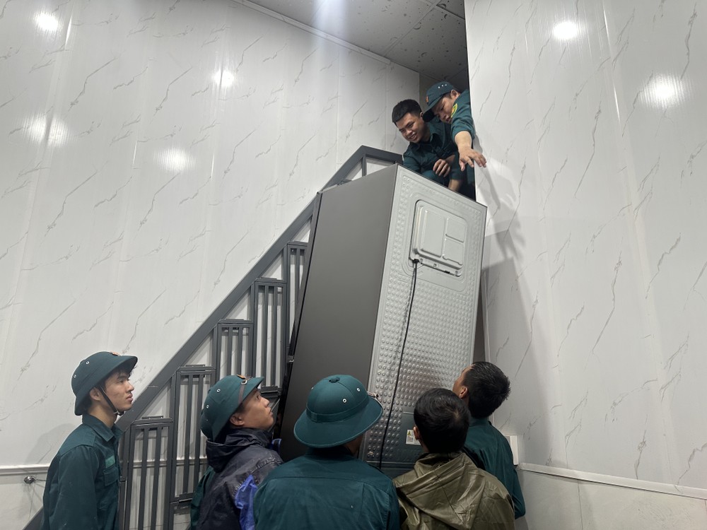 Đưa vật dụng lên cao đảm bảo an toàn.