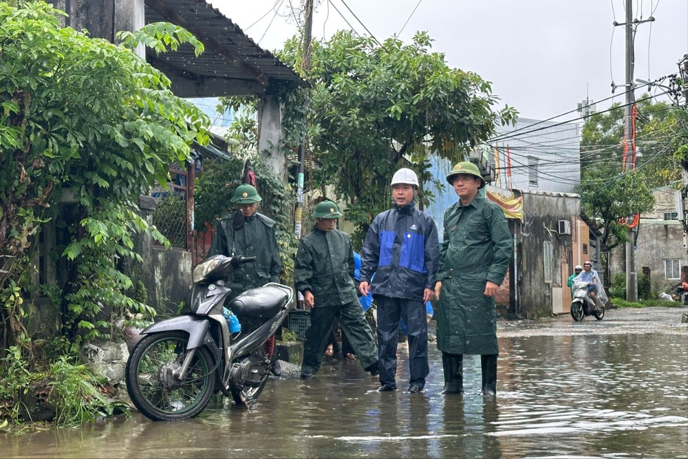 Đà Nẵng: Gõ cửa từng nhà, giúp người dân kê cao đồ đạc trước giờ bão số 12 đổ bộ - 10