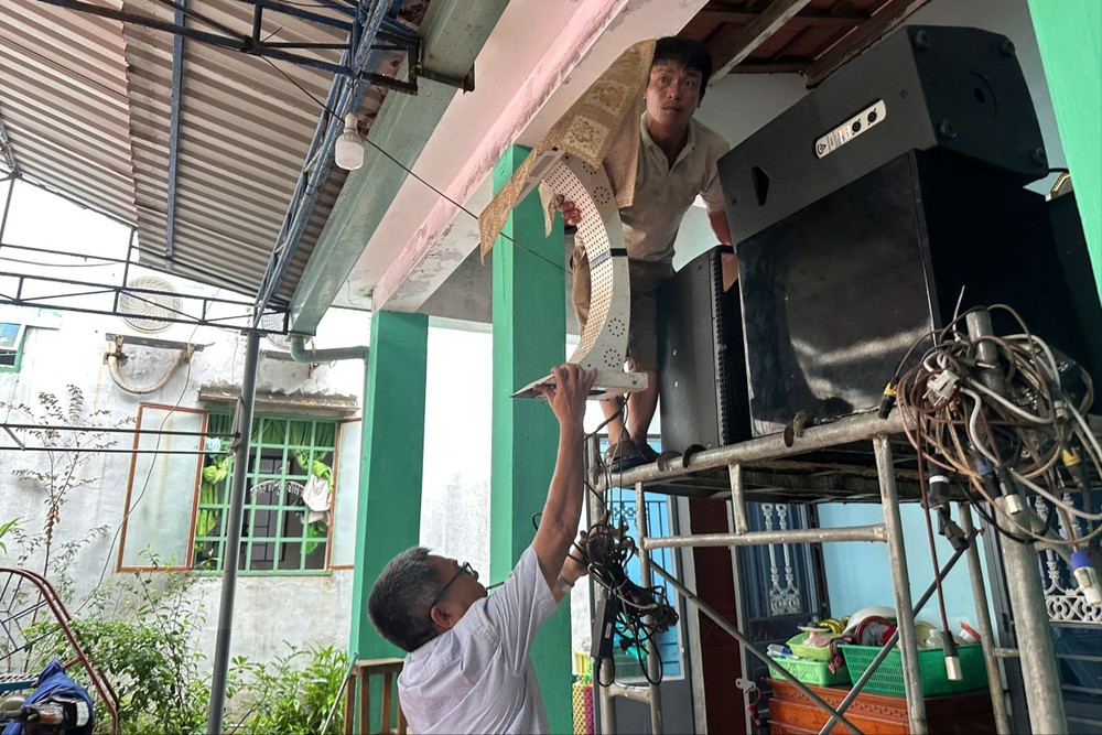 Bộ đội, dân quân hỗ trợ người dân. Ảnh: THANH NHẬT