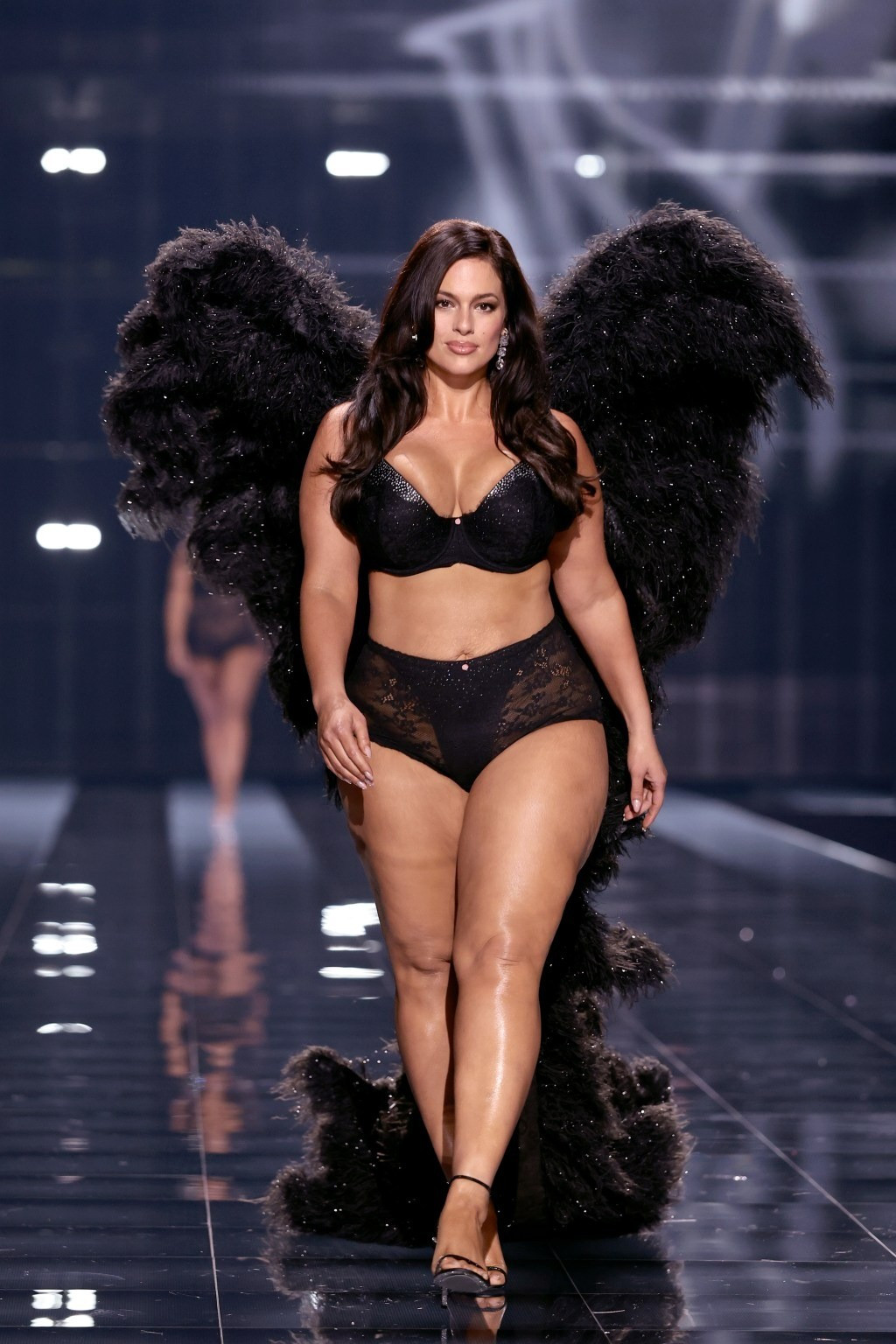 Siêu mẫu Ashley Graham trở lại lần 2. Cô là một trong những minh chứng cho sự thay đổi của thương hiệu nội y đình đám nước Mỹ. Trước đây, Victorias Secret chỉ dành cho những người mẫu có hình thể chuẩn. Việc Ashley sải bước trên sàn catwalk năm 2024 đánh dấu bước chuyển mình của hãng. Ảnh: Getty Images.