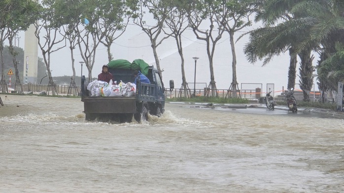 Nước sông Hàn tràn lên đường Như Nguyệt gây ngập cục bộ