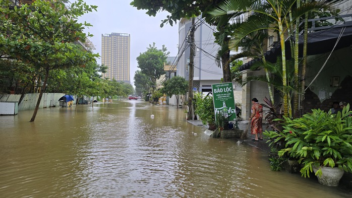 Nước sông Hàn tràn qua đường Như Nguyệt, nhanh chóng gây ngập úng cục bộ tại các khu dân cư lân cận