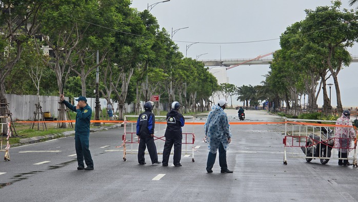 Trước tình hình trên, lực lượng chức năng giăng dây, ngăn không cho người dân hiếu kỳ di chuyển vào khu vực nêu trên