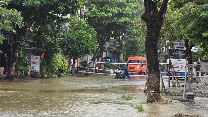 Nước sông Hàn nhanh chóng gây ngập úng tại các tuyến đường lân cận như Xuân Diệu, Hoàng Tích Trí, Hoàng Lý,...