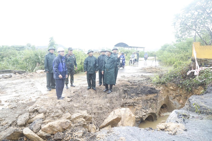Đại tá Phan Đại Nghĩa, Phó Tư lệnh kiêm Tham mưu trưởng Quân khu, kiểm tra tình trạng sạt lở tại Nghĩa trang Hòa Sơn