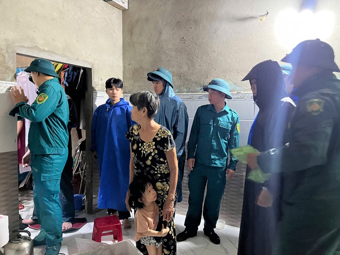 Lãnh đạo Quân khu 5 yêu cầu nắm chắc danh sách hộ dân dễ bị ảnh hưởng, hỗ trợ kịp thời người già, trẻ em và người yếu thế khi di dời