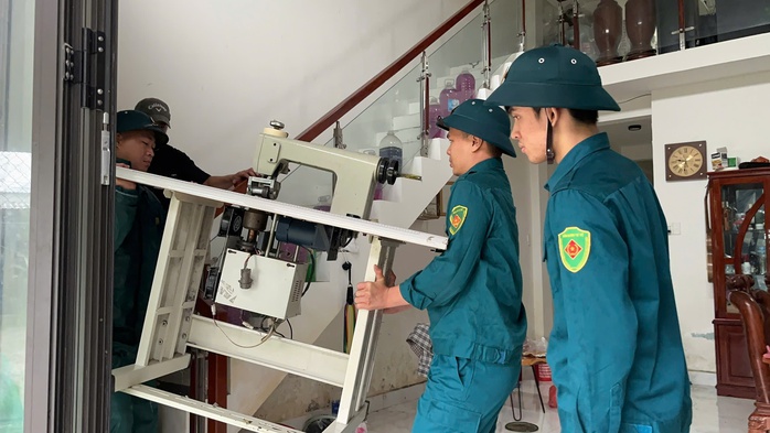 Lực lượng chức năng hỗ trợ di dời tài sản của người dân đến nơi cao ráo