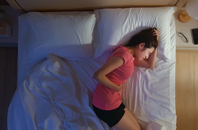 Nếu phát hiện cơn đau ban đêm trở nên có quy luật và mạnh hơn, hãy cảnh giác và đi kiểm tra sớm. Ảnh minh họa