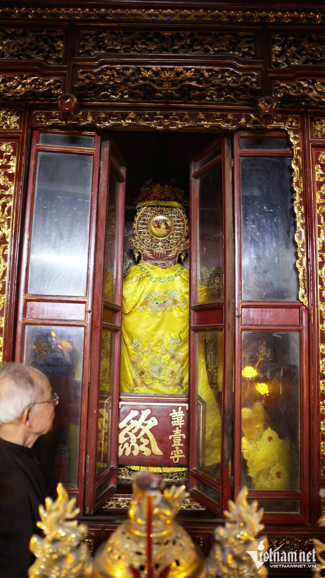 Hậu cung nơi đặt khám thờ đặt bài vị thờ Ngài, trên bài vị có ghi các chữ Hán (huý nhất tự Chung). 