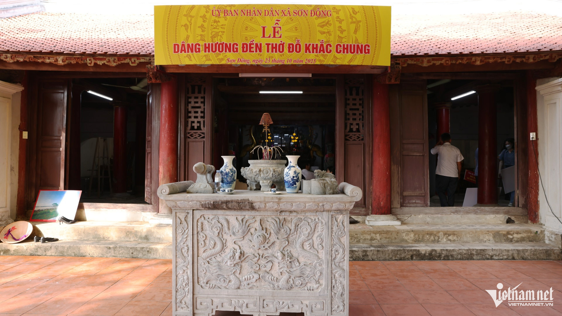 Sân đền thờ Đỗ Khắc Chung, nơi thường xuyên diễn ra các nghi lễ trang trọng của nhân dân thôn Sơn Đông.  