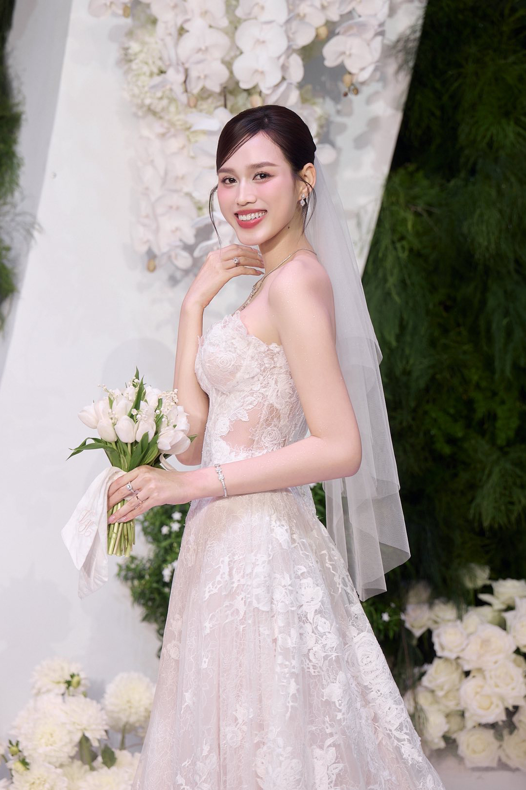 Chiếc váy may từ ren tơ Pháp cao cấp, mang cảm giác trong nhẹ như sương. Phom dáng cúp ngực tinh giản kết hợp cùng thân váy mềm rũ, lấy cảm hứng từ những cánh hoa hồng.