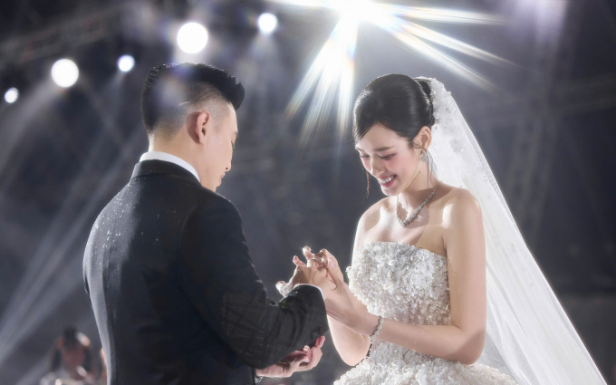 Đỗ Thị Hà và chồng trao nhau nhẫn cưới. Ảnh: Linh Lê Chí