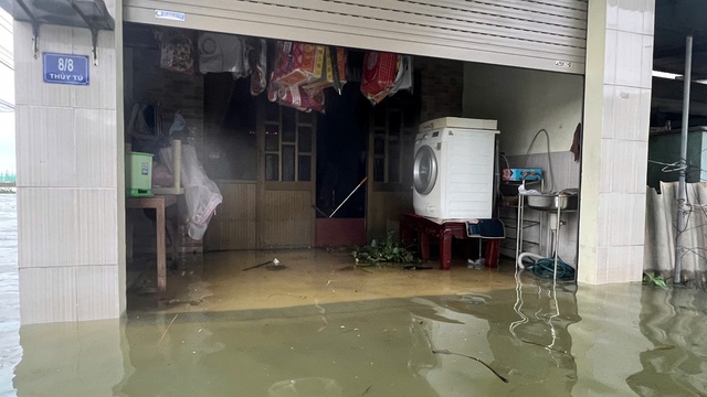 Nước mấp mé khi triều cường xuống.