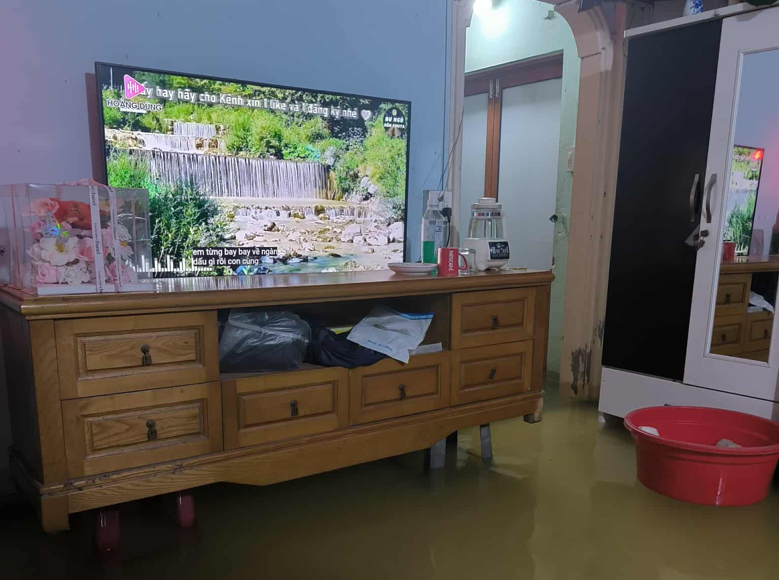 Người dân ở Tân Lập đã quen với cảnh ngày hai lần đối mặt với triều cường gây ngập nặng nên họ đã kê cao đồ đạc rồi nằm nghe nhạc khi điện vẫn còn.