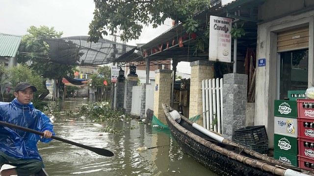 Ngôi làng Tân Lập này có hàng trăm hộ dân, vốn là người dân thuỷ diện và được lên bờ định cư sau cơn bão năm 1985.