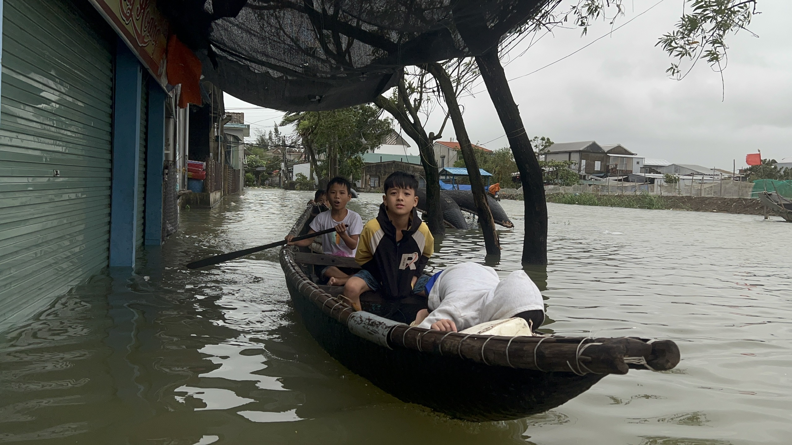 Trẻ em ở ngôi làng này cũng đã quen với cảnh chèo đò.