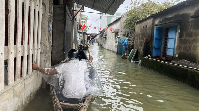 Bên trong ngôi làng bị triều cường amp;#34;tấn côngamp;#34;, nước lụt bủa vây nhiều ngày - 15
