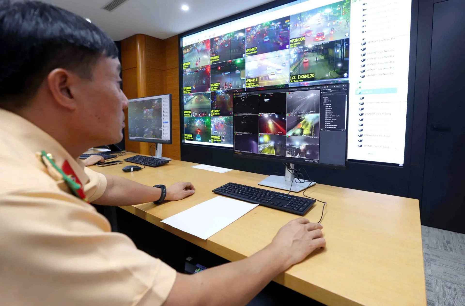 Lực lượng CSGT giám sát các phương tiện qua hệ thống camera. Ảnh: Cục CSGT