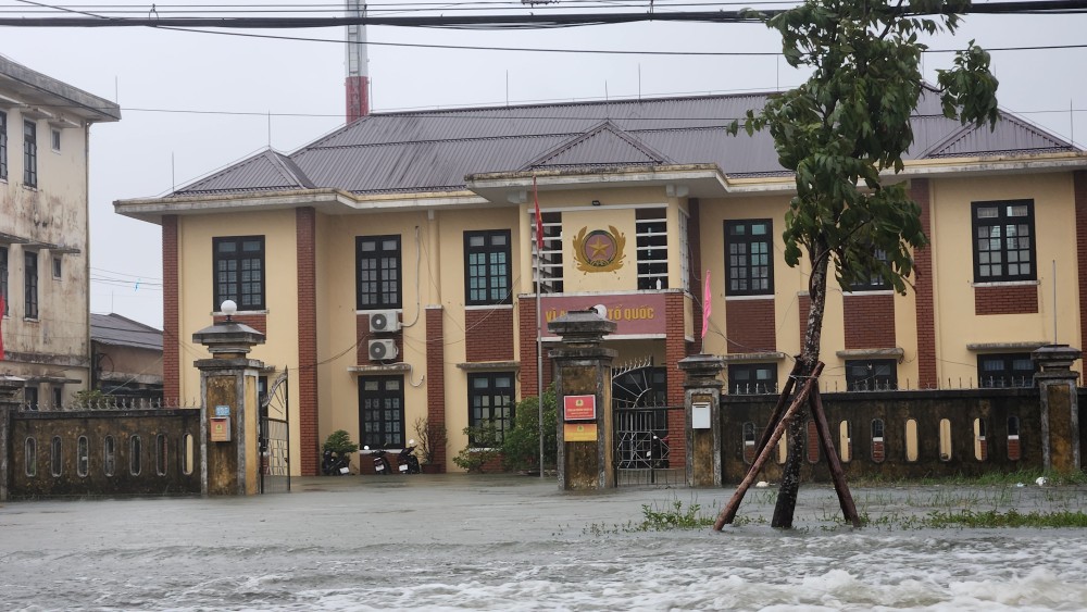 Nhiều trụ sở cơ quan nhà nước trên quốc lộ 49 cũng ngập sâu trong nước. Ảnh: NGUYỄN DO