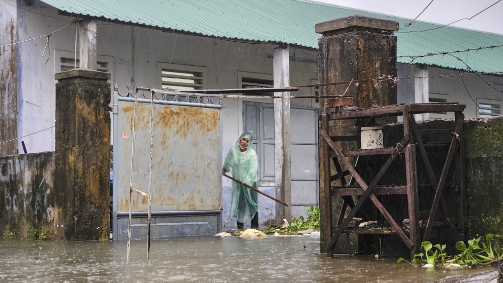 Nước tràn vào nhiều căn nhà, cuộc sống của người dân bị đảo lộn hoàn toàn. Ảnh: NGUYỄN DO
