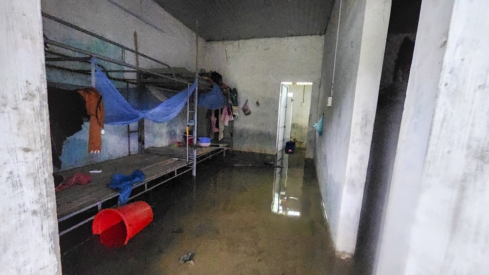 Nước tràn vào khu tập thể tại tổ dân phố Tân Lập, phường Thuận An. Ảnh: NGUYỄN DO