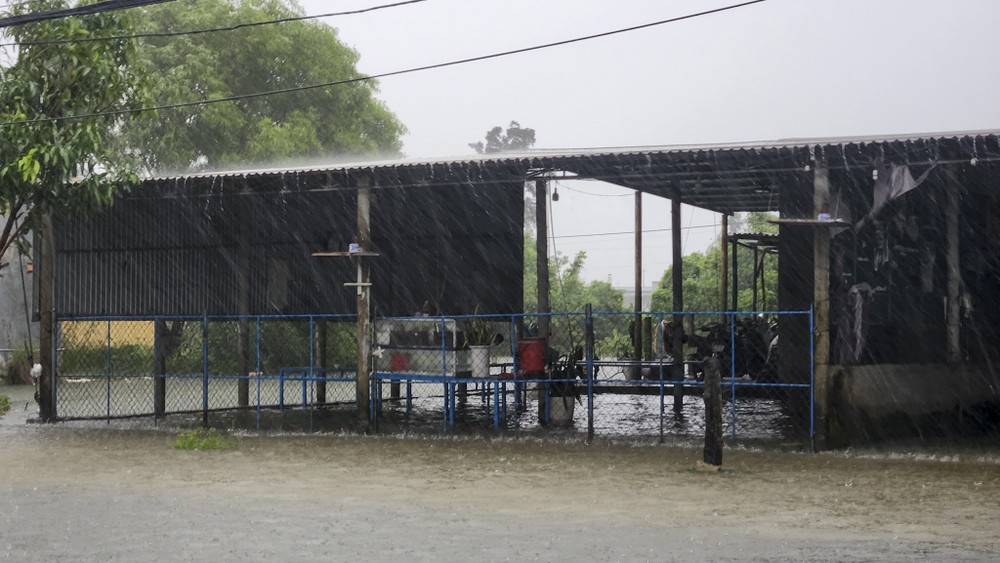 Nhiều căn nhà dân ven quốc lộ 49 bị ngập sâu trong nước. Ảnh: NGUYỄN DO