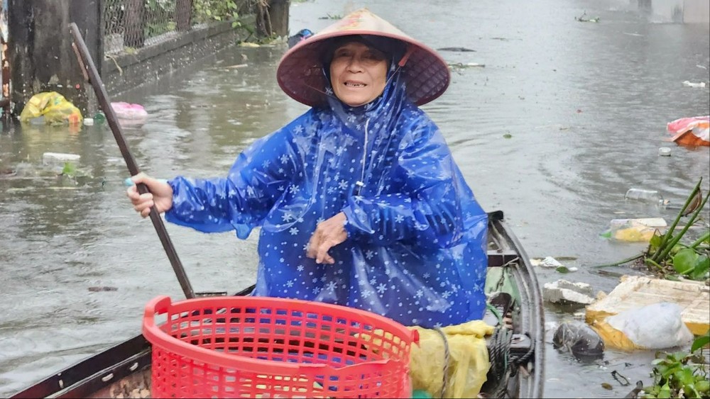 Người dân sử dụng thuyền để đi lại. Ảnh: NGUYỄN DO