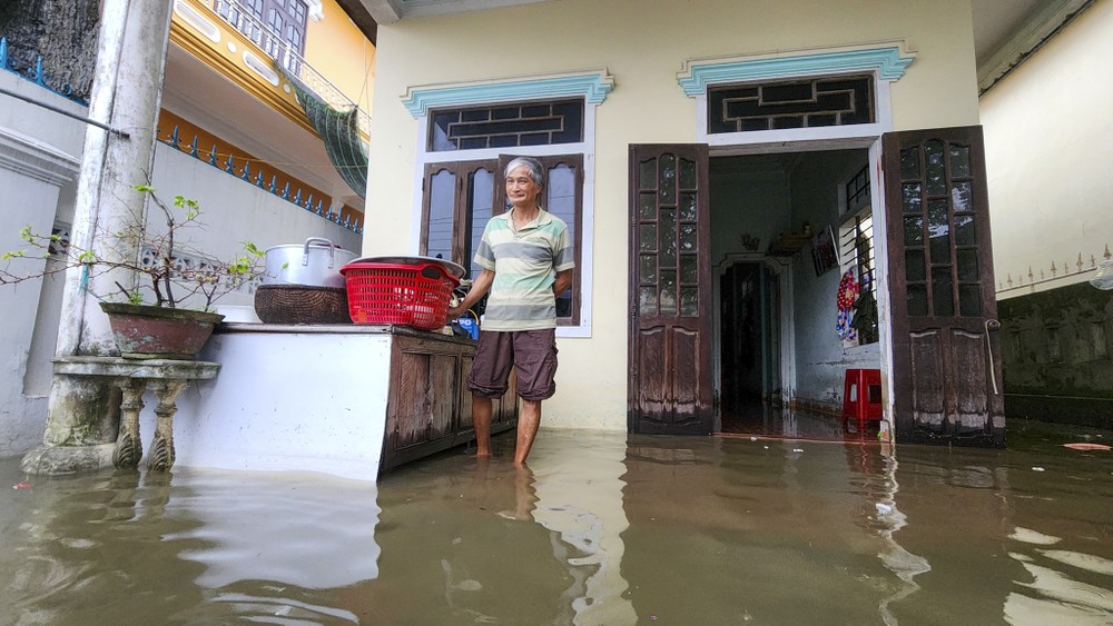 Theo ông Lê Thanh Tùng (65 tuổi, ngụ thôn Tân Mỹ), nước tràn vào nhà khiến mọi sinh hoạt của gia đình rất khó khăn. Ảnh: NGUYỄN DO