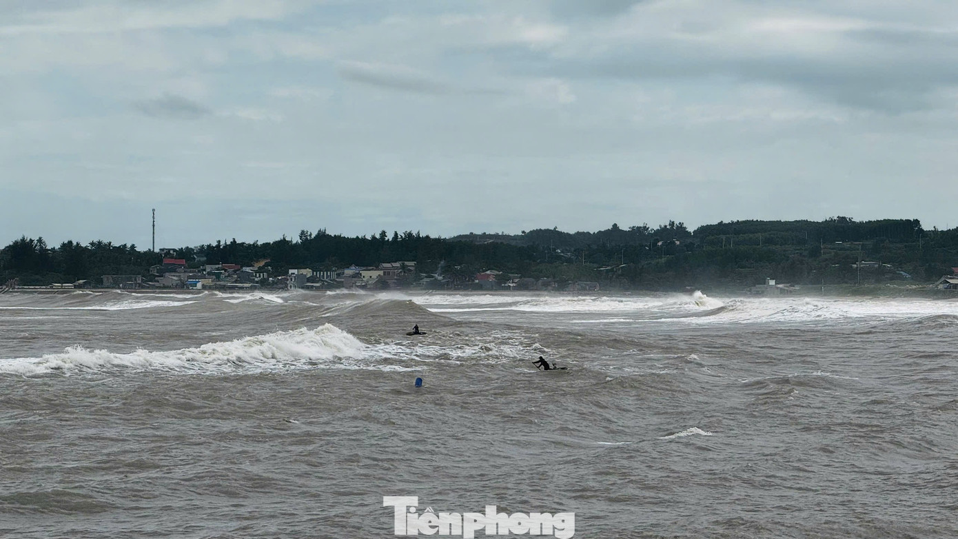 amp;#34;Đánh liềuamp;#34; ra khơi giữa sóng lớn, ngư dân Quảng Ngãi trúng đậm - 1