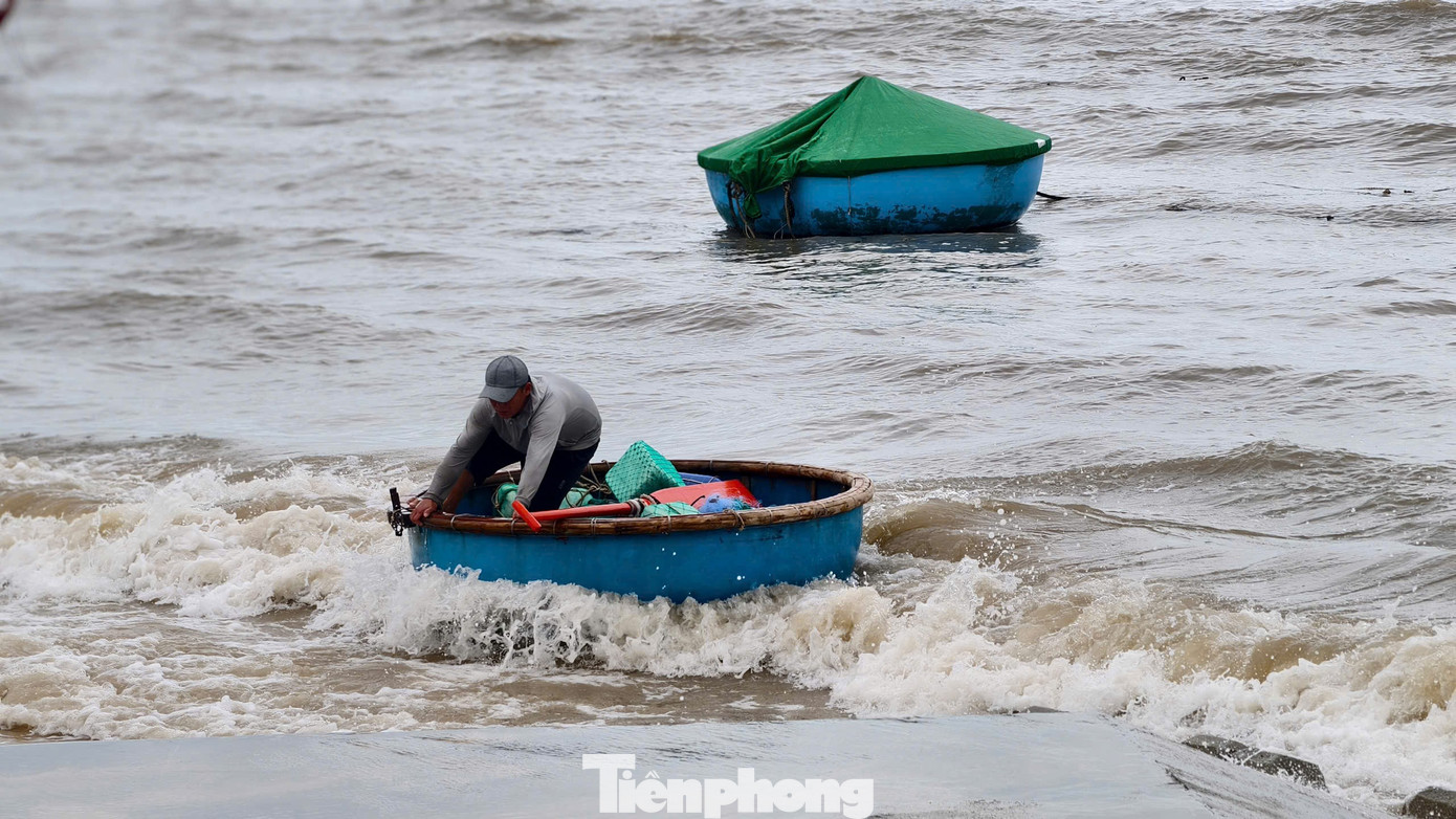 Ngư dân Trương Văn Bảo (trú thôn Phước Thiện, xã Vạn Tường, tỉnh Quảng Ngãi) cho biết, thời tiết êm thì biển rất ít cá, nhưng khi có gió bão thì cá lại rất nhiều. Giá cá mùa này cũng cao gấp đôi so với ngày thường nên ngư dân ở đây tranh thủ ra biển kiếm tiền. Ảnh: Nguyễn Ngọc