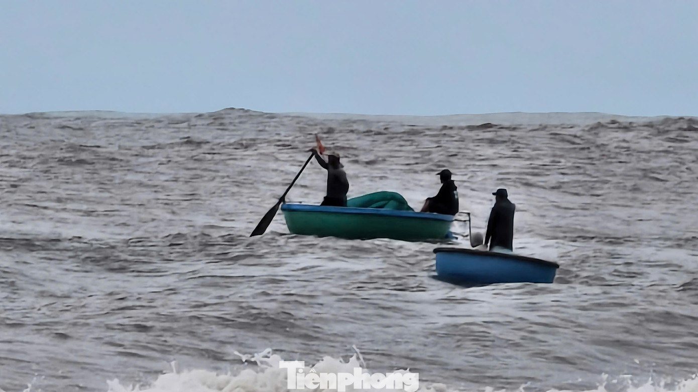 Sáng 23/10, tại bãi biển thôn Phước Thiện (xã Vạn Tường, tỉnh Quảng Ngãi), bất chấp những cơn sóng lớn cuồn cuộn xô vào bờ, nhiều ngư dân vẫn liều mình dong thúng ra khơi, cạnh đó một vài chiếc vừa cập bến, đầy ắp cá tươi. Ảnh: Nguyễn Ngọc