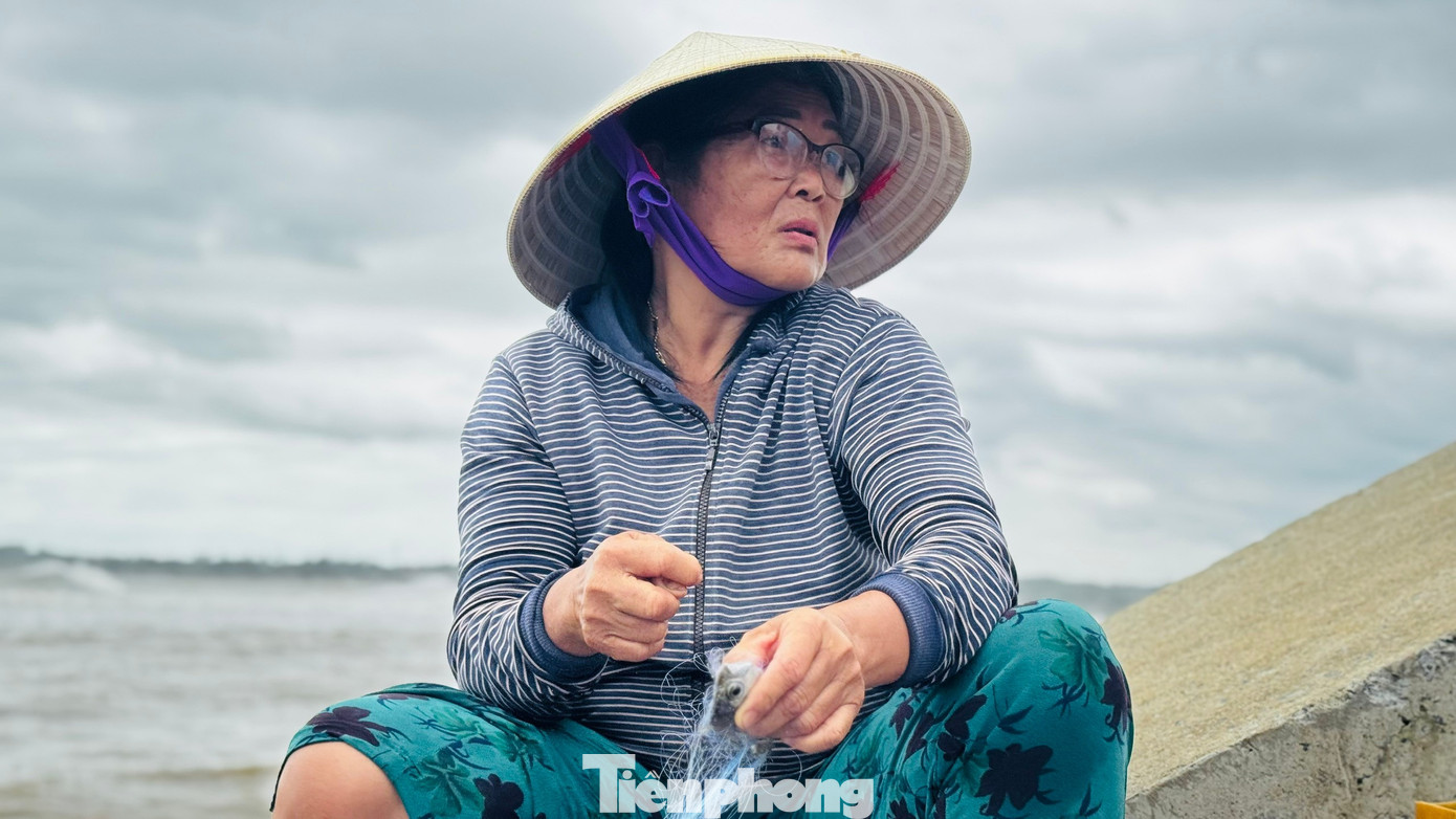 Dẫu biết sóng lớn tiềm ẩn nguy hiểm, nhưng với dân làng chài Phước Thiện, mỗi chuyến ra biển lúc này không chỉ là cuộc mưu sinh mà còn là cuộc đua với thời tiết. Ảnh: Nguyễn Ngọc