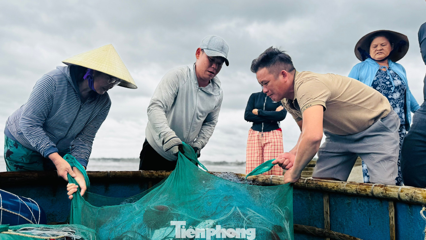 “Gió mạnh, sóng đập dữ dội, lưới dài kéo không kịp, nhiều lúc tưởng bị quật ngã xuống biển. Nhưng bù lại cá nhiều nên ngư dân nơi đây ai cũng ham, “đánh liều”. Hôm nay trúng mánh, được hơn 15kg cá liệt và cá kình… bán được hơn 1,2 triệu đồng”, anh Bảo nói. Ảnh: Nguyễn Ngọc