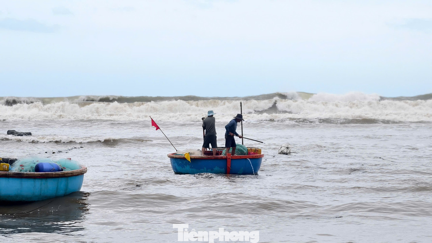 Theo đó, các ngư dân sẽ dong thúng ra khơi cách bờ khoảng 1 hải lý để thả lưới, khoảng hơn 2 tiếng sau bắt đầu quay về bờ bán hải sản. Ảnh: Nguyễn Ngọc