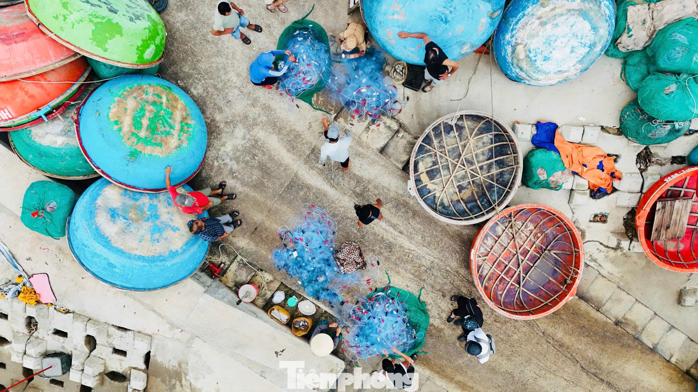 “Biển cho nhiều cá cũng đồng nghĩa thử thách nhiều hơn. Nhưng dân biển mà, sống nhờ biển thì phải theo biển. Thấy gió đổi hướng là quay vào ngay”, anh Bảo chia sẻ. Ảnh: Nguyễn Ngọc