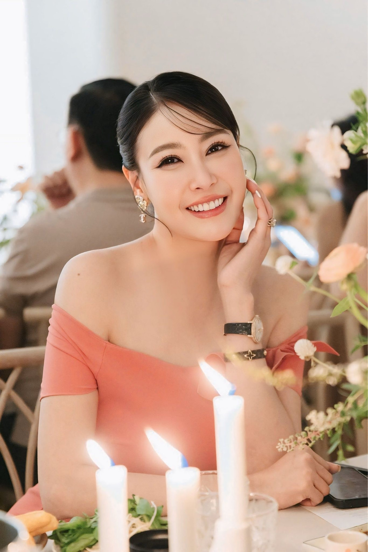 Hoa hậu Hà Kiều Anh rạng rỡ, trẻ trung ngỡ ngàng ở tuổi U50 - 10