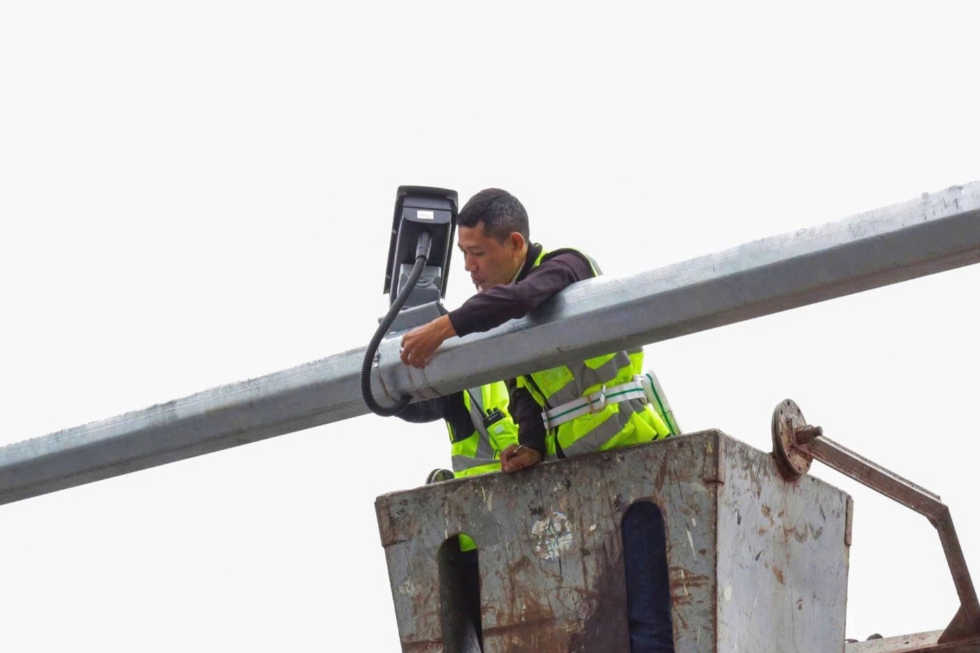 Lực lượng chức năng lắp đặt hệ thống camera AI ở Hà Nội. Ảnh: Cục CSGT