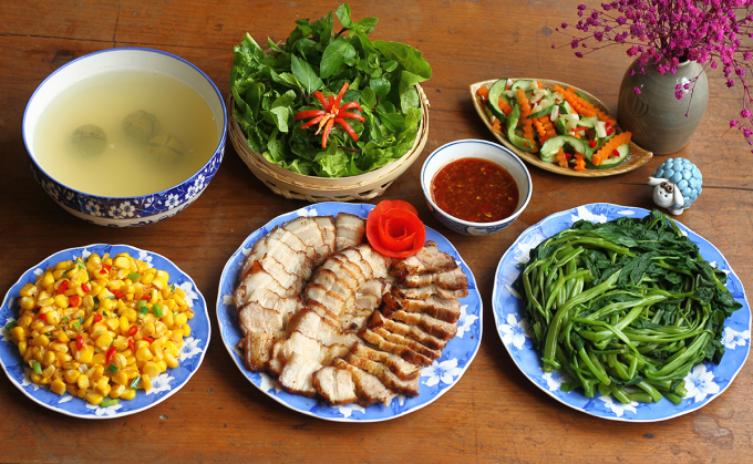 Đĩa rau muống luộc, nước rau muống dầm sấu hoặc vắt chanh, thêm vài ba quả cà muối, thịt luộc thì sơn hào hải vị cũng nhường chỗ. Nước rau muống thêm chút chanh hay sấu, bổ sung đủ chất muối khoáng và vitamin C cho cơ thể.