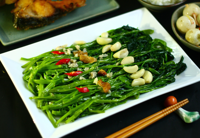 Rau muống và tỏi sinh ra như để dành cho nhau, đặc biệt trong món xào. Tỏi phi dậy mùi thơm, vị cay tính ấm trong tỏi cân bằng tính hơi lạnh của rau muống như bài thuốc quý, tăng cường sức đề kháng.