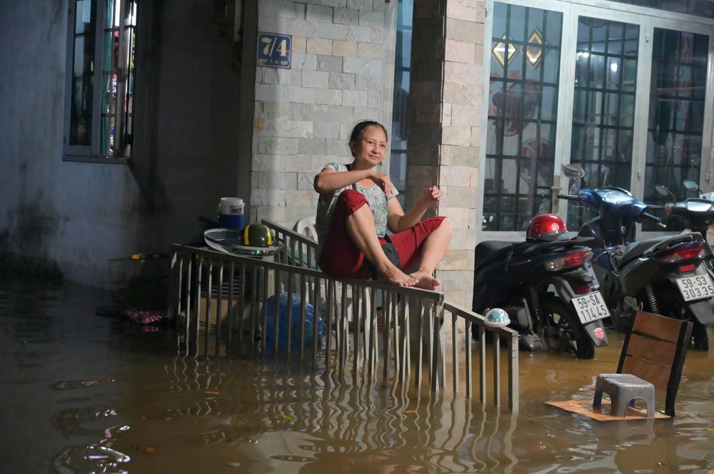 Triều cường dâng nhanh chỉ trong vài phút khiến nhiều hộ dân không kịp trở tay. Ảnh: PHẠM HẢI