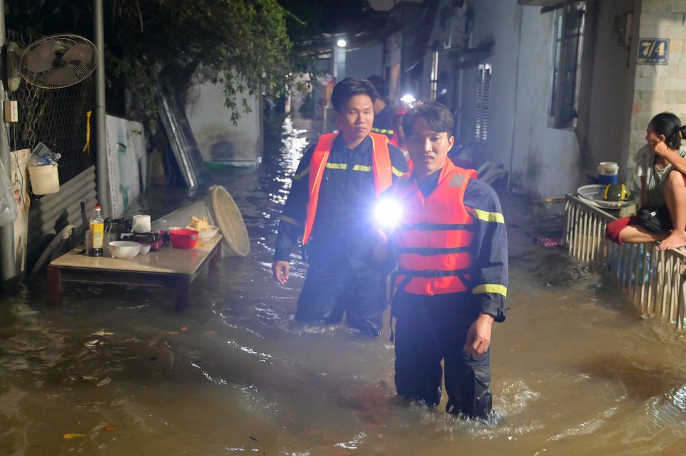 Lực lượng Cảnh sát PCCC và CNCH (PC07), Công an TP.HCM phối hợp với địa phương hỗ trợ người dân di dời tài sản trong đêm. Ảnh: PHẠM HẢI