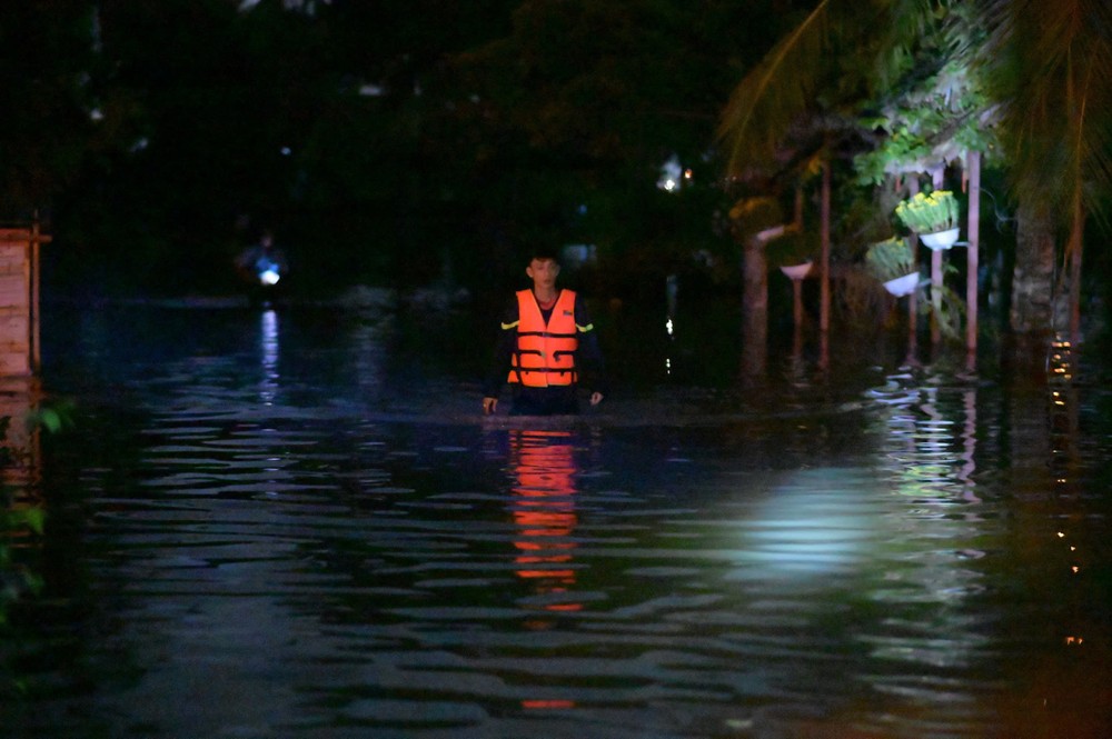 Người dân TP.HCM thức trắng đêm ứng phó với triều cường lịch sử - 6