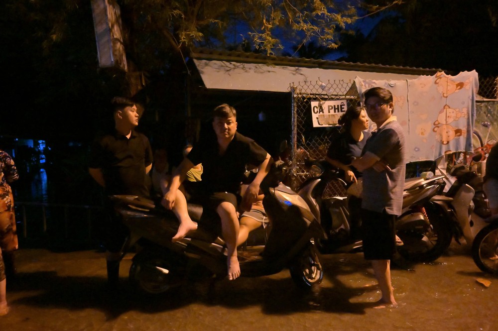 Người dân TP.HCM thức trắng đêm ứng phó với triều cường lịch sử - 9