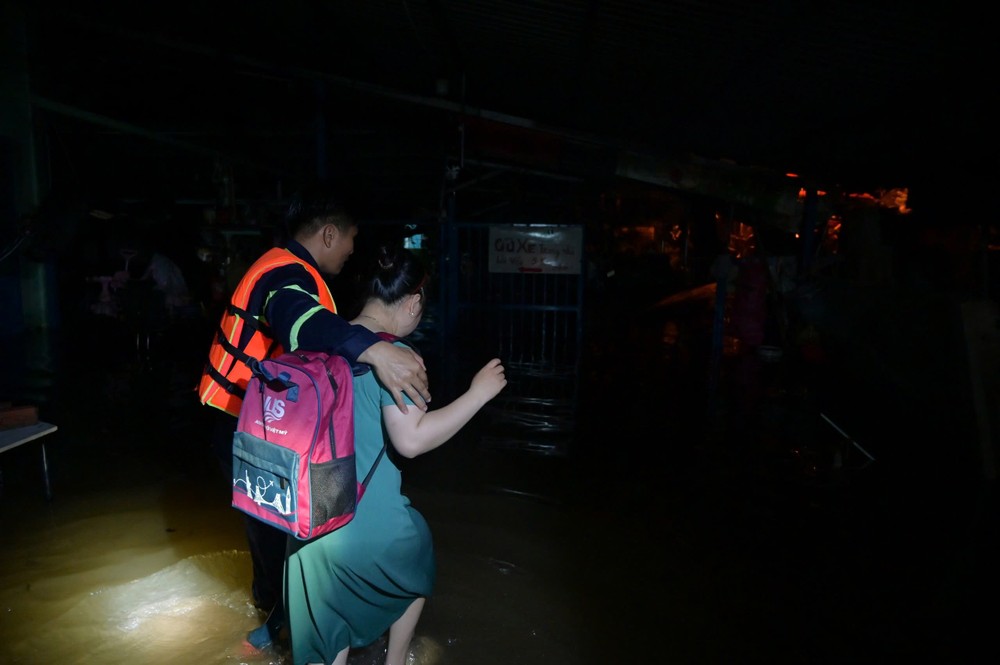 Công tác tìm kiếm người mắc kẹt và di dời tài sản tại khu vực ngập nặng vẫn được lực lượng chức năng triển khai xuyên đêm, kéo dài đến rạng sáng 25-10. Ảnh: PHẠM HẢI